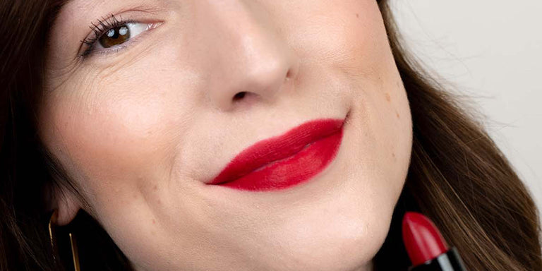 Wie trage ich roten Lippenstift richtig auf?