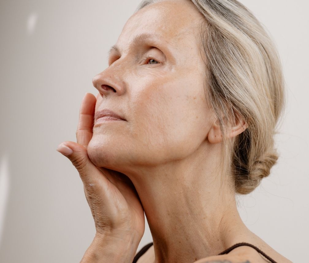 Unreine Haut mit 40: Die richtige Pflege für reife Haut