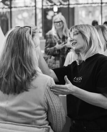 Gruppen-Workshop JACKS beauty line Make-up Atistin schminkt eine Kundin im Store