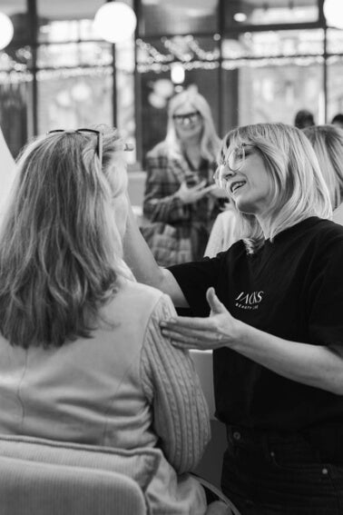 JACKS beauty line Make-up Atistin schminkt eine Kundin im Store