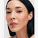 schwarzhaarige Frau mit einem JACKS beauty line Look mit Cream Bonzer und Blush