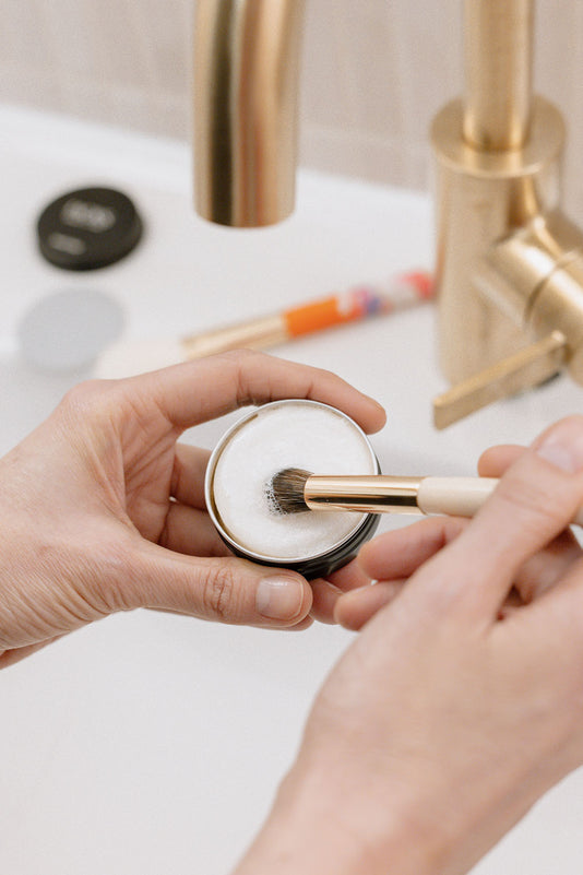 JACKS beauty line Make-up Pinsel wird mit der Brush Soap im Waschbecken gereinigt