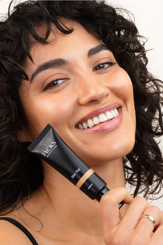 #farbwunsch_medium, JACKS beauty line Skin Tint in Medium auf der Haut aufgetragen