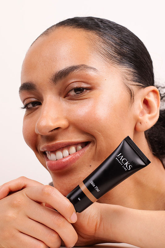 #farbwunsch_tan, JACKS beauty line Skin Tint in Tan auf der Haut aufgetragen