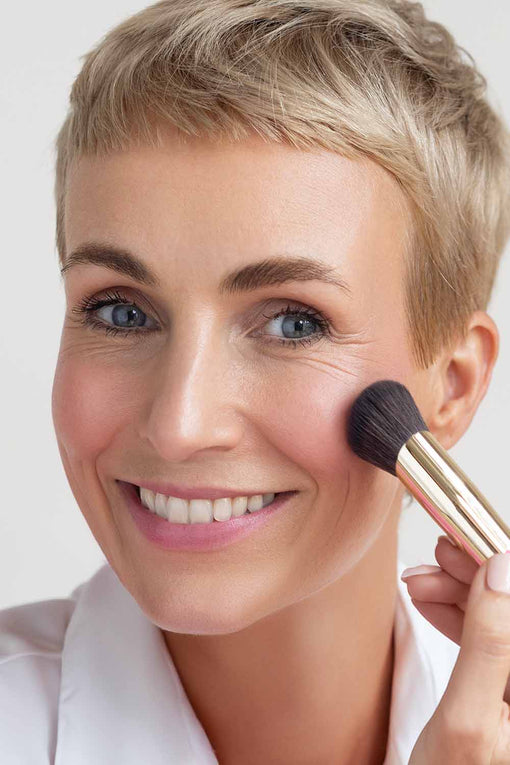 Miriam Jacks verblendet Cream Blush auf den Wangen mit dem JACKS beauty line #25 Pinsel