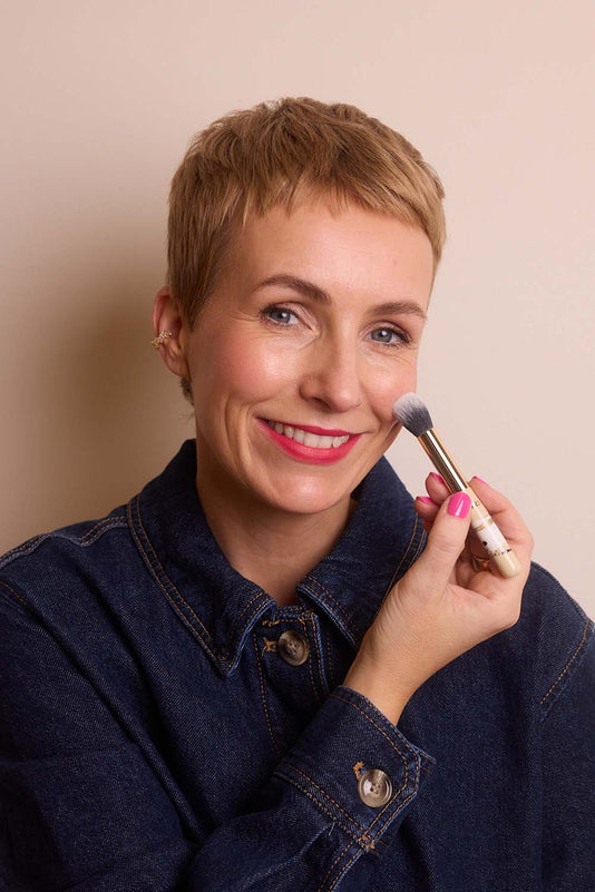 Miriam Jacks trägt Blush mit dem JACKS beauty line Mini Multi Blenderpinsel auf