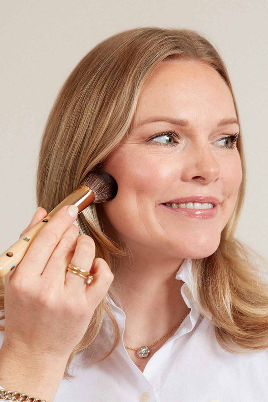 Leonie Scholl trägt Foundation mit dem JACKS beauty line Foundationpinsel auf