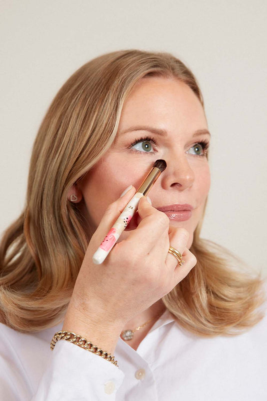 Leonie Scholl trägt Concealer mit dem JACKS beauty line Concealer Touch-up Pinsel auf