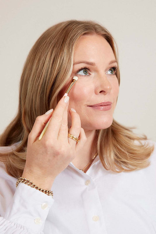 Leonie Scholl trägt Lidschatten mit dem JACKS beauty line flachen Detailpinsel auf