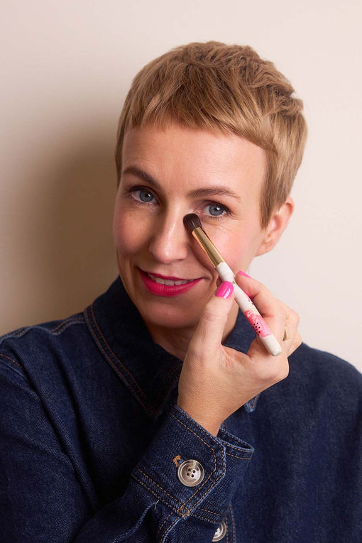 Miriam Jacks trägt Concealer mit dem JACKS beauty line Touch-up Concealerpinsel auf