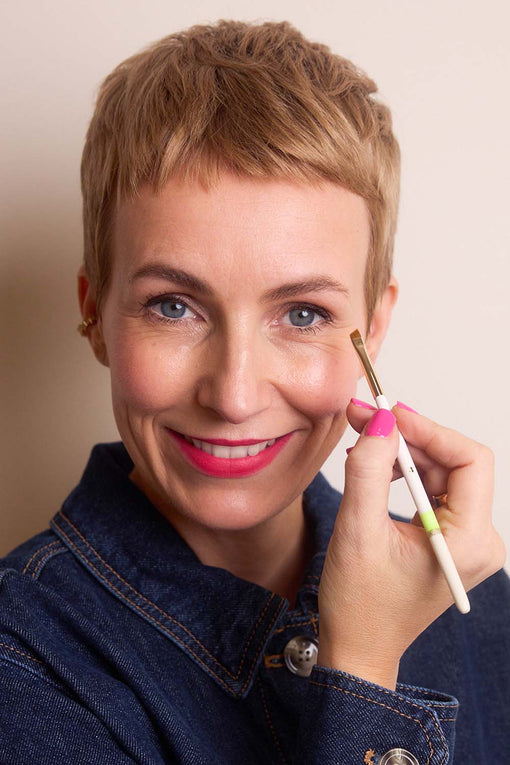 Miriam Jacks füllt ihre Augenbrauen mit dem JACKS beauty line Augenbrauenpinsel auf