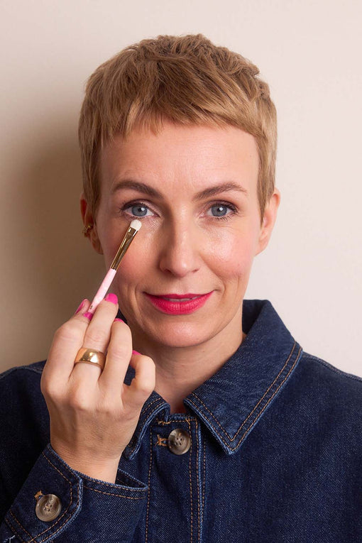 Miriam Jacks trägt Lidschatten mit dem JACKS beauty line flachen Detailpinsel auf