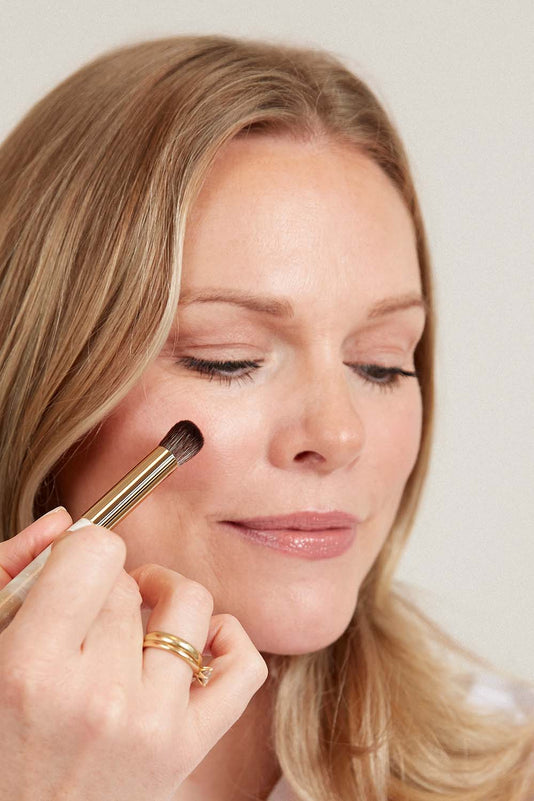 Leonie Scholl deckt Hautunreinheiten mit dem JACKS beauty line Touch-up Concealerpinsel ab