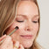 Leonie Scholl deckt Hautunreinheiten mit dem JACKS beauty line Touch-up Concealerpinsel ab