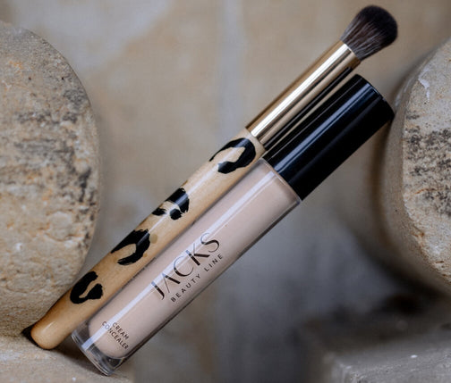 JACKS beauty line Cream Concealer und #24 Concealer Touch-up Pinsel steht zwischen zwei Steinen JACKS beauty line Cream Concealer und #24 Concealer Touch-up Pinsel steht zwischen zwei Steinen