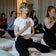 Mehrere Frauen sitzen auf Yoga Blöcken und Matten und meditieren