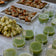 Ein Buffet mit Trauben, Schnittchen und Gläser mit grünem Saft angerichtet auf einer Marmortheke