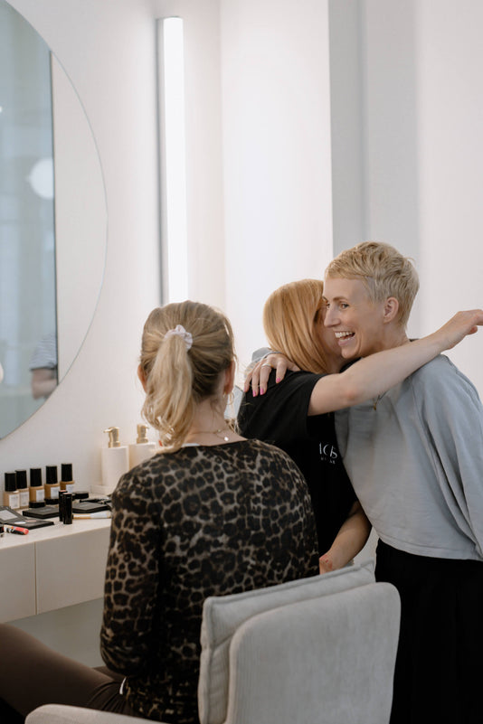 Miriam Jacks umarmt eine Beauty Expertin im JACKS beauty line Store Berlin
