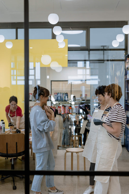 Kundinnen bemalen eigene JACKS beauty line Pinsel im Pinselatelier in Berlin