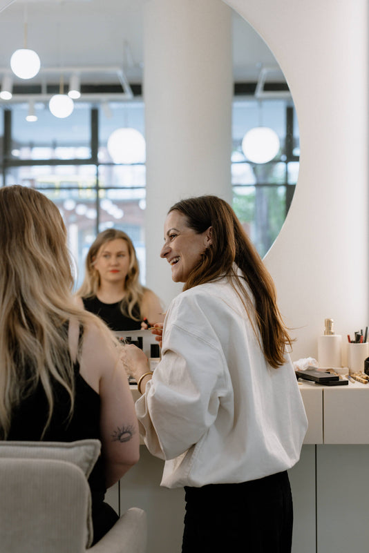 Beauty Expertin Petra berät eine Kundin im JACKS beauty line Store Berlin