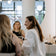 Beauty Expertin Petra berät eine Kundin im JACKS beauty line Store Berlin