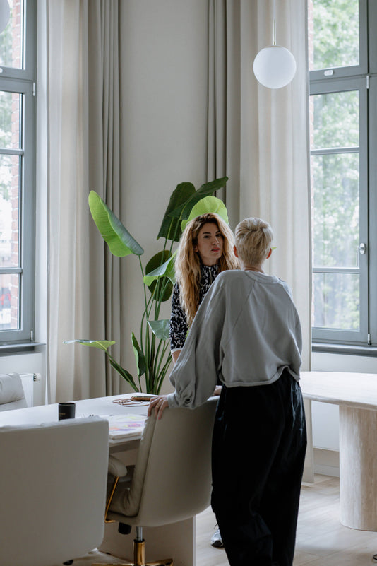 Miriam Jacks spricht mit einer anderen Frau im JACKS beauty line Büro
