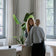 Miriam Jacks spricht mit einer anderen Frau im JACKS beauty line Büro