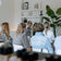 Mehrere Frauen sitzen im JACKS beauty line Büro und hören einem Vortrag zu