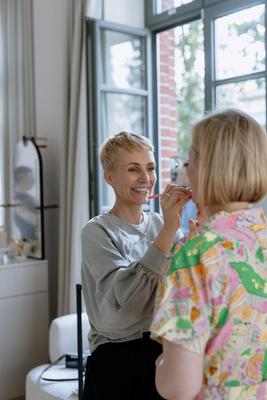 Make-up Artistin Miriam Jacks schminkt eine Kundin mit einem JACKS beauty line Lippenpinsel