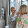 Make-up Artistin Miriam Jacks schminkt eine Kundin mit einem JACKS beauty line Lippenpinsel