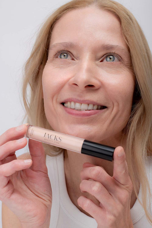 #farbwunsch_n-3, Blonde Frau mit dem Cream Concealer