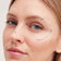 Blonde Frau trägt den JACKS beauty line Cream Highlighter auf den Wangen