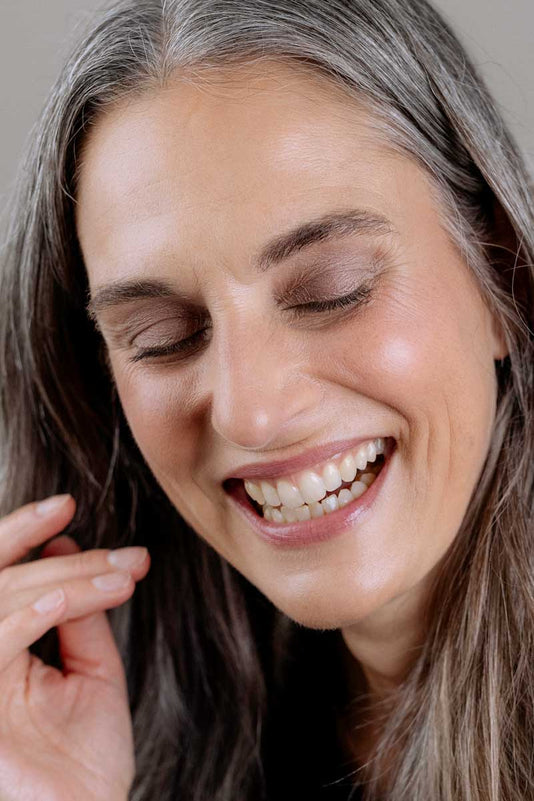 #farbwunsch_mauve-sparkle, Lookbild des Eyeshadows Mauve Sparkle von JACKS beautyline am Model Katja