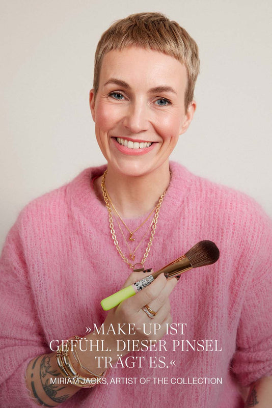 Make- up Artistin Miriam Jacks mit dem JACKS beauty line Bronzerpinsel ind er Hand