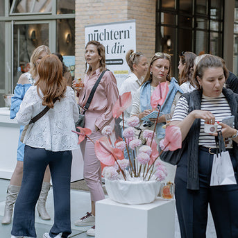 Viele Frauen stehen im Hinterhof vom JACKS beauty line Store in Berlin Viele Frauen stehen im Hinterhof vom JACKS beauty line Store in Berlin