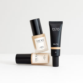JACKS beauty line Skin Tint steht neben der liegenen Glow Foundation und Cover Foundation