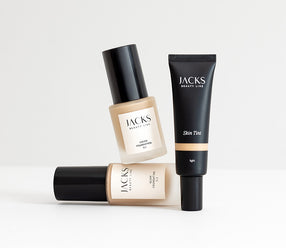 JACKS beauty line Skin Tint steht neben der liegenen Glow Foundation und Cover Foundation