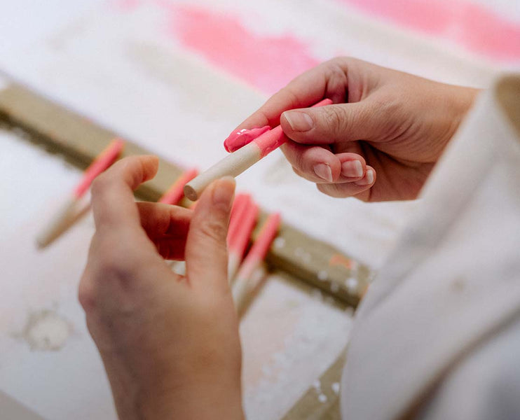 Frau bemalt Make-up Pinsel Rohling mit pinker Acrylfarbe