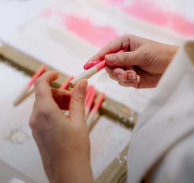 Frau bemalt Make-up Pinsel Rohling mit pinker Acrylfarbe