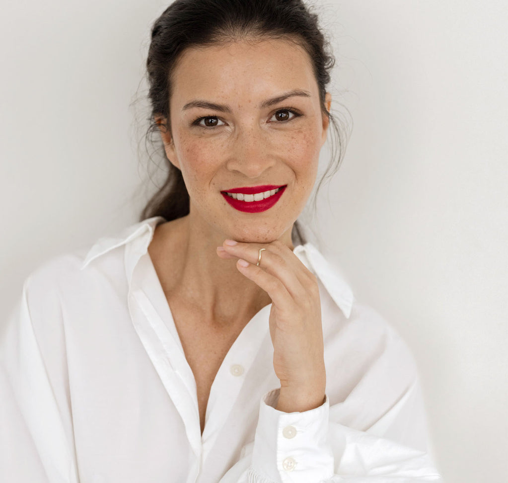 Frau mit braunen Haaren trägt den JACKS beauty line roten Lippenstift auf den Lippen Frau mit braunen Haaren trägt den JACKS beauty line roten Lippenstift auf den Lippen