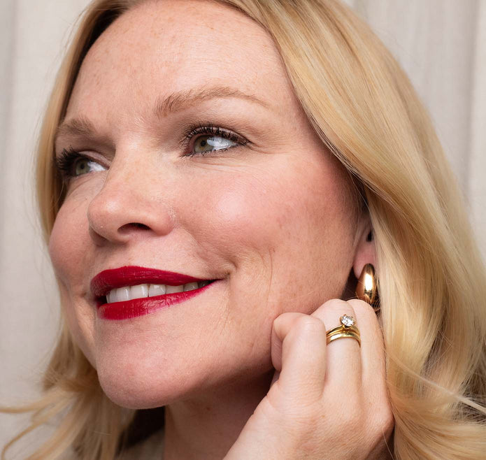 Leonie Scholl mit rotem Lippenstift