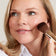 Frau trägt JACKS beauty line Bronzer mit dem #14 Puder- und Bronzerpinsel auf