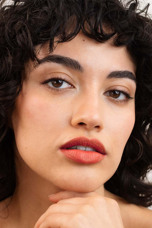 #farbwunsch_brick-alternate, Braunhaarige Frau trägt den JACKS beauty line Lipstick in Brick-alternate