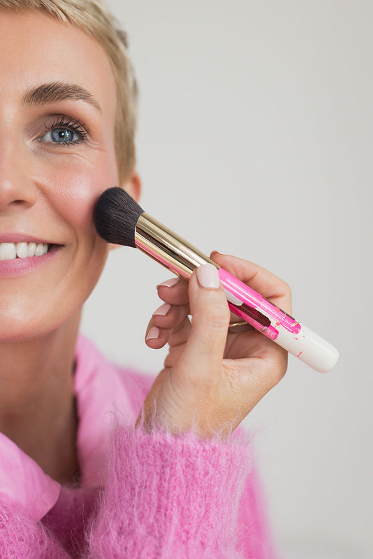 Miriam Jacks trägt Blush mit einem handbemalten JACKS beauty line Pinsel auf