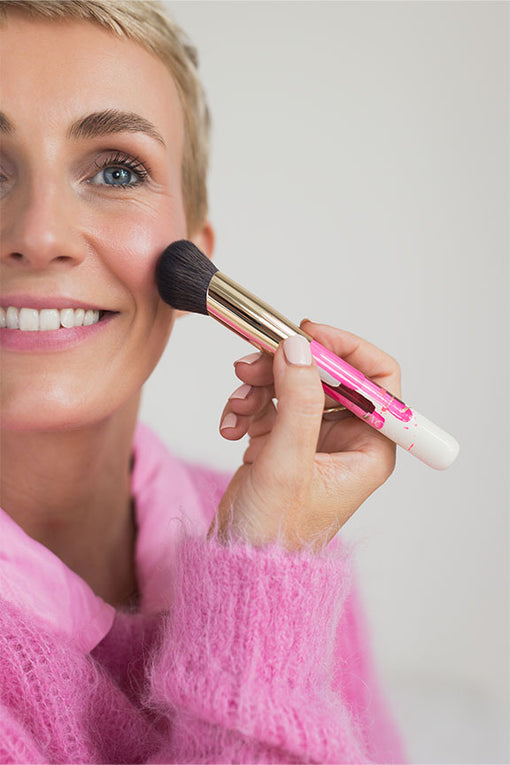 Miriam Jacks trägt Blush mit einem handbemalten JACKS beauty line Pinsel auf