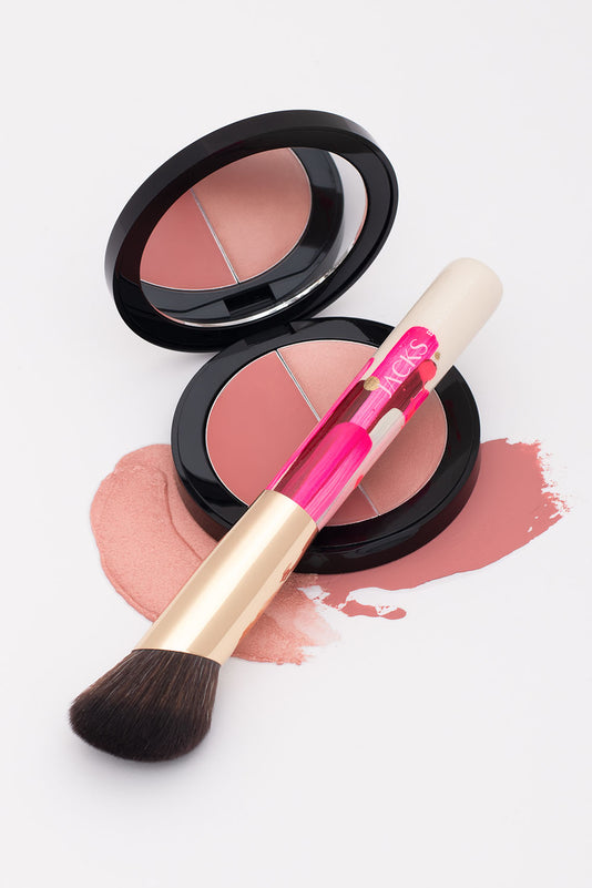 ein handbemalter Make-up Pinsel liegt auf dem offenen JACKS beauty line Cream Blush Duo