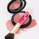 ein handbemalter Make-up Pinsel liegt auf dem offenen JACKS beauty line Cream Blush Duo