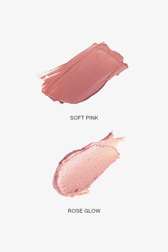 Zwei übereinanderliegende Swatches eines Cream Blushed und Roséfarbenen Highlighter