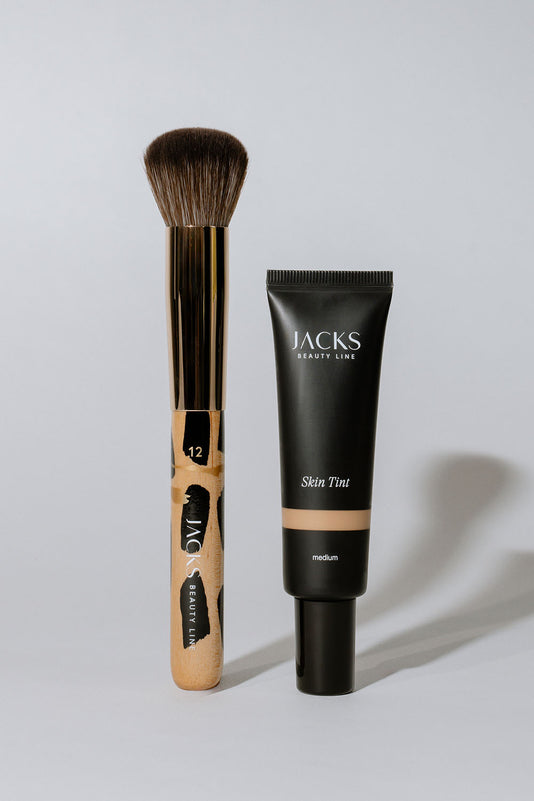 JACKS beauty line Skin Tint Medium und der #12 Foundationpinsel im Animal Print
