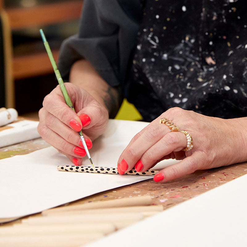 Close-up einer Frau wie sie Make-up Pinsel im Berliner Atelier bemalt
